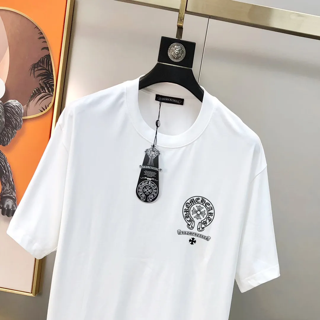 P140 CHROME** Early spring new 2025 original men's round neck short-sleeved T-shirt 🔥Sold at the same time at counters ✨✨High-end quality High version OS wide version Popular style ✨✨Letter logo pattern design Customized imported double-strand 100% cotton fabric Soft and delicate feel Skin-friendly and comfortable to wear Fine workmanship from the OEM The upper body is very handsome and stylish Men's must-have items All three standards are included Size: S-2XL black white